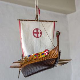 oplevelser på hjarnø - Danmarks eneste vikingeskib som kirkeskib